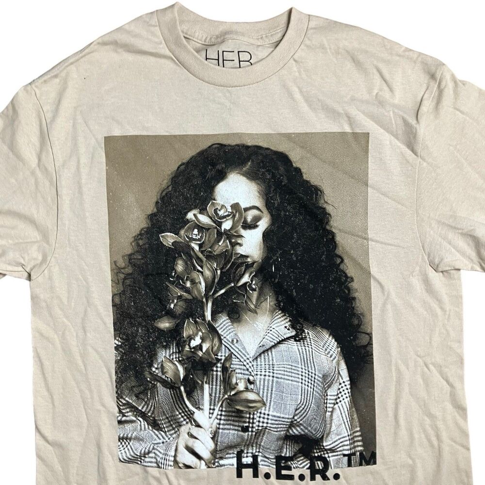 HER‎ T-Shirt Womens M Beige Floral Gabriella Sarmiento R&B Artist Portrait Art